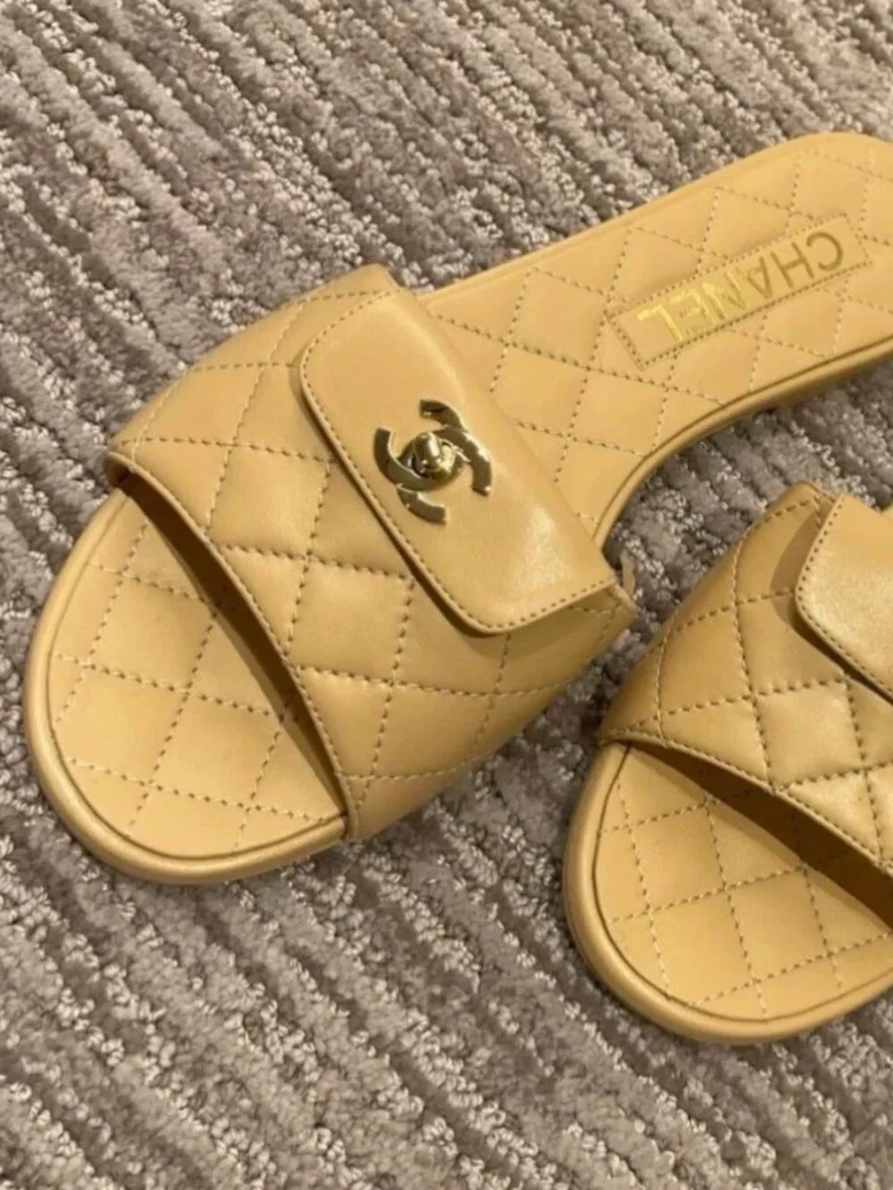 Chanel Quilted CC logo Turnlock Mules Slides Sandals, sz 39